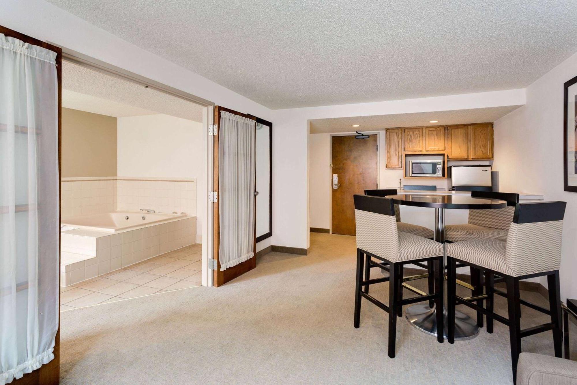 Hotel Ramada By Wyndham Marquette