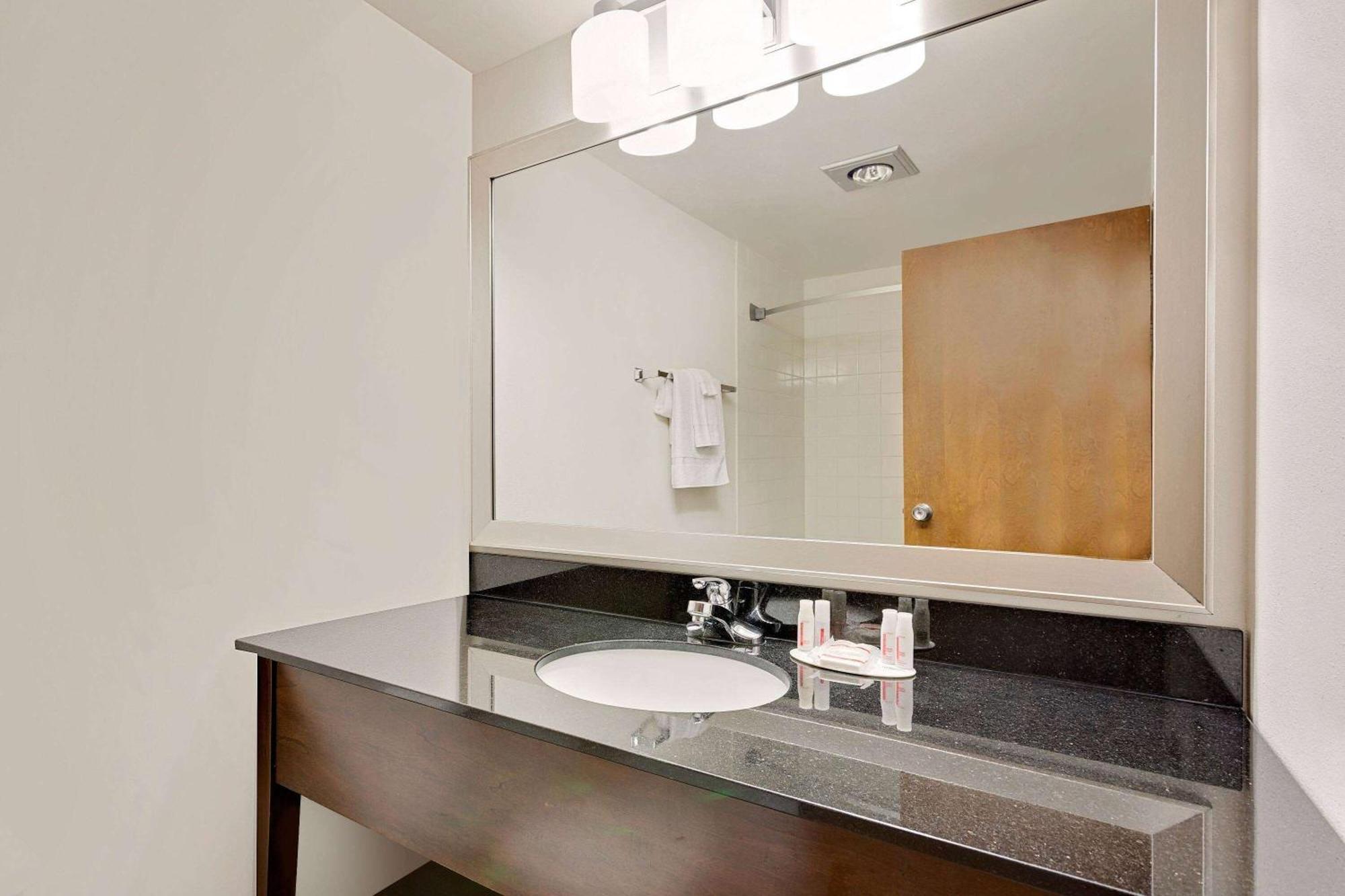 Ramada By Wyndham Hotel Marquette